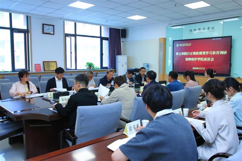800闫祖书在学院调研图片1.jpg