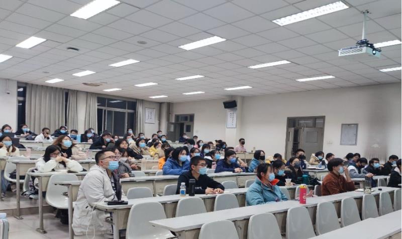 cde99e6728c947d5bfa184594d77eccc.jpg 现场同学认真聆听800.jpg